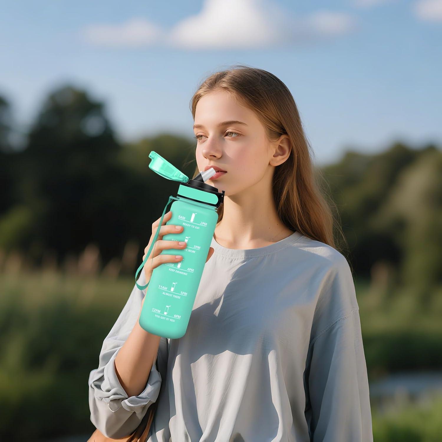 imageGourde 1500ML Avec de la Paille Gourdes Sport Sans BPA Gourde Paille Bouteille deau de Motivation avec Marqueur de Temps Bouteille Paille Adulte pour Salle de Sport Camping Vert foncampampGrisBluegreenzz