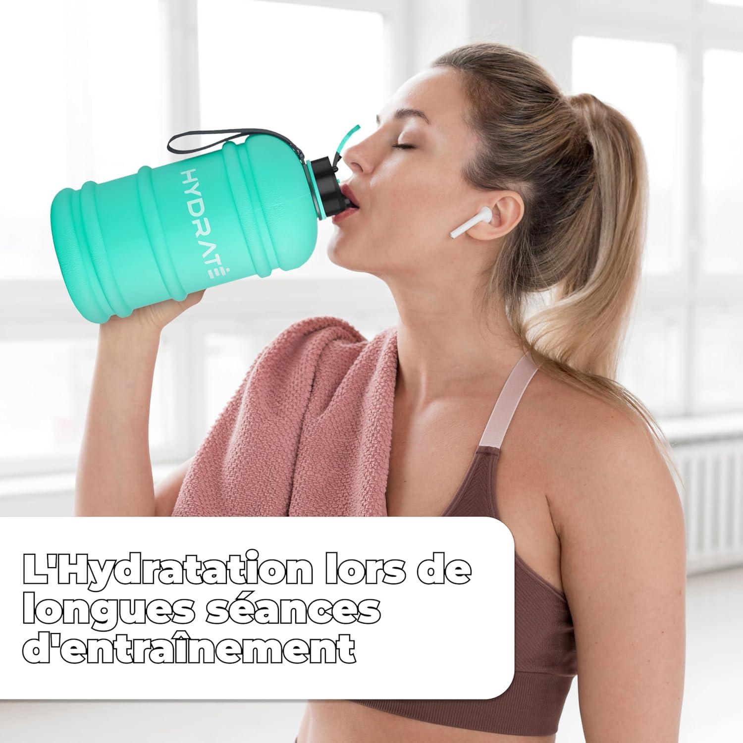 imageHYDRATE XL Bouteille deau 22 L Bouteille de Gym Avec Sangles de Transport Gourde Fitness Sans BPA Popup Bouchon pour le Sport le Yoga et les Activits de Plein Air Matte CamoNoir Mat