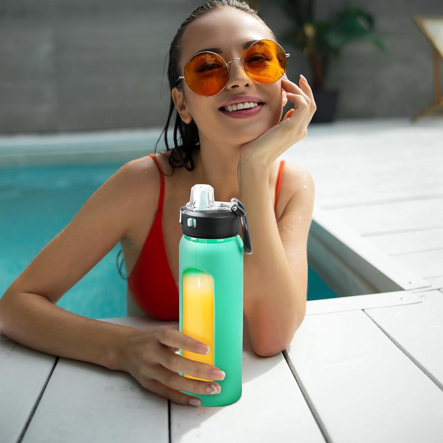 imageBLUEGO 900ML Bouteille deau en Verre avec Poigne et Paille Bouteille dhydratation avec Manchon en Silicone et Marquage du Temps Gourde de Motivation pour Gym Sport Extrieur Antifuite Bleu foncVert