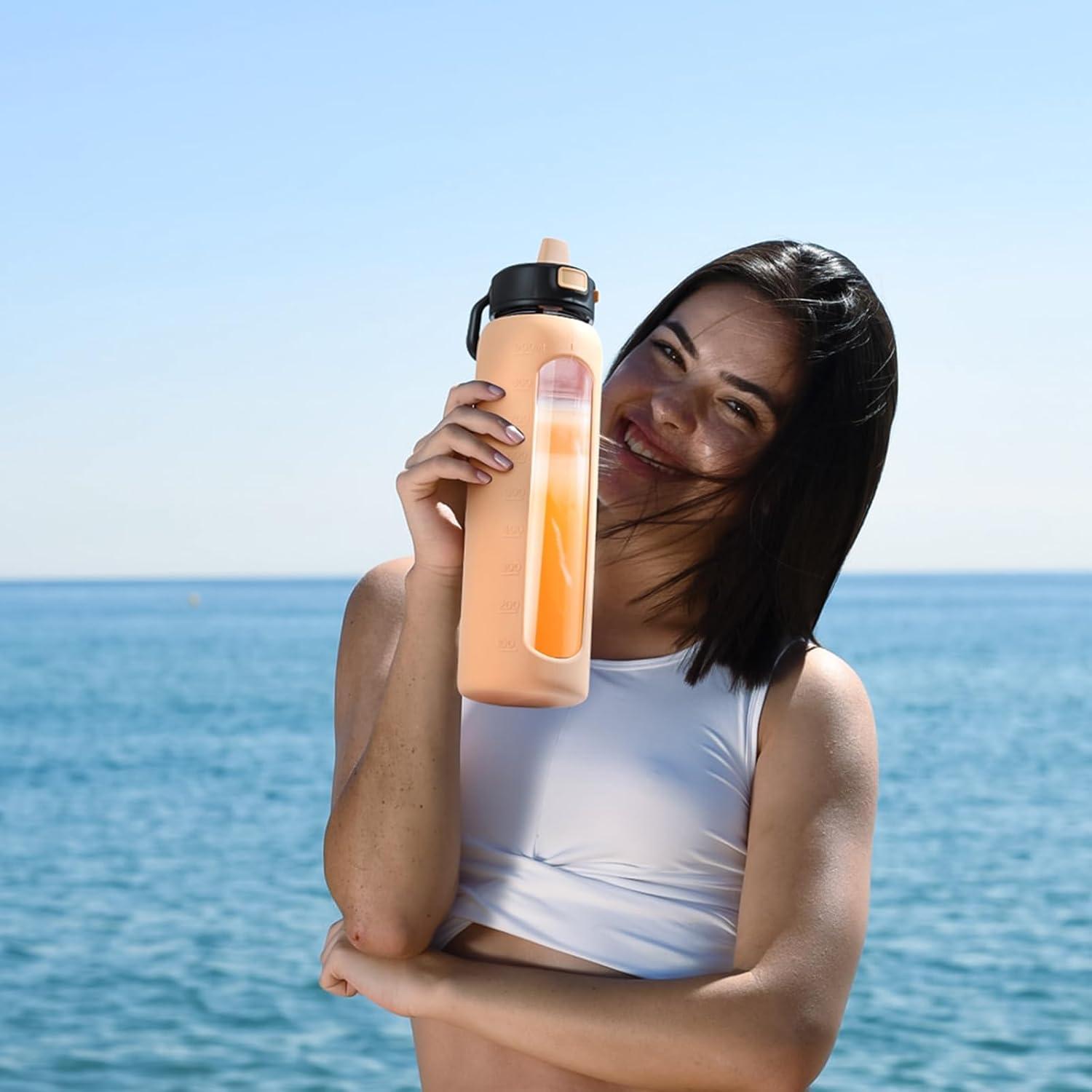 imageBLUEGO 900ML Bouteille deau en Verre avec Poigne et Paille Bouteille dhydratation avec Manchon en Silicone et Marquage du Temps Gourde de Motivation pour Gym Sport Extrieur Antifuite Bleu foncAmbre