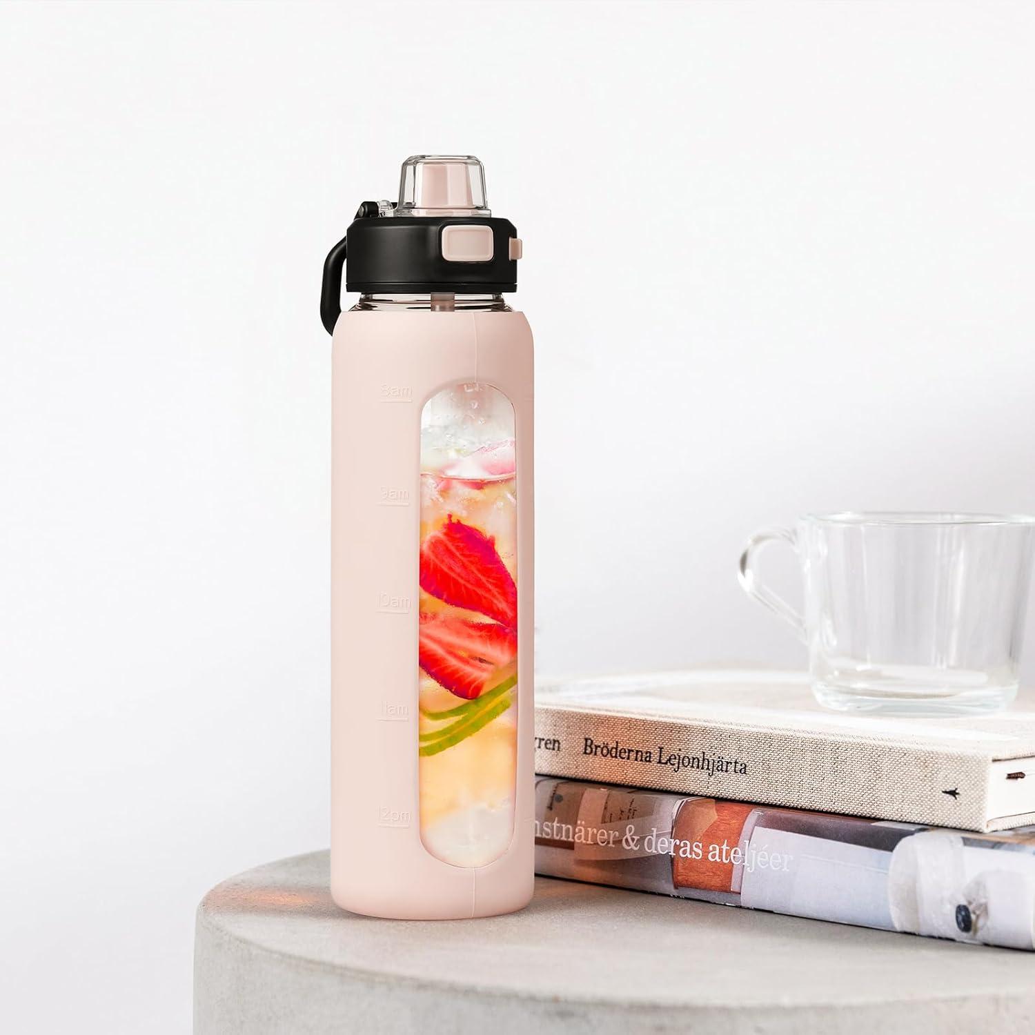 imageBLUEGO 900ML Bouteille deau en Verre avec Poigne et Paille Bouteille dhydratation avec Manchon en Silicone et Marquage du Temps Gourde de Motivation pour Gym Sport Extrieur Antifuite Bleu foncRose