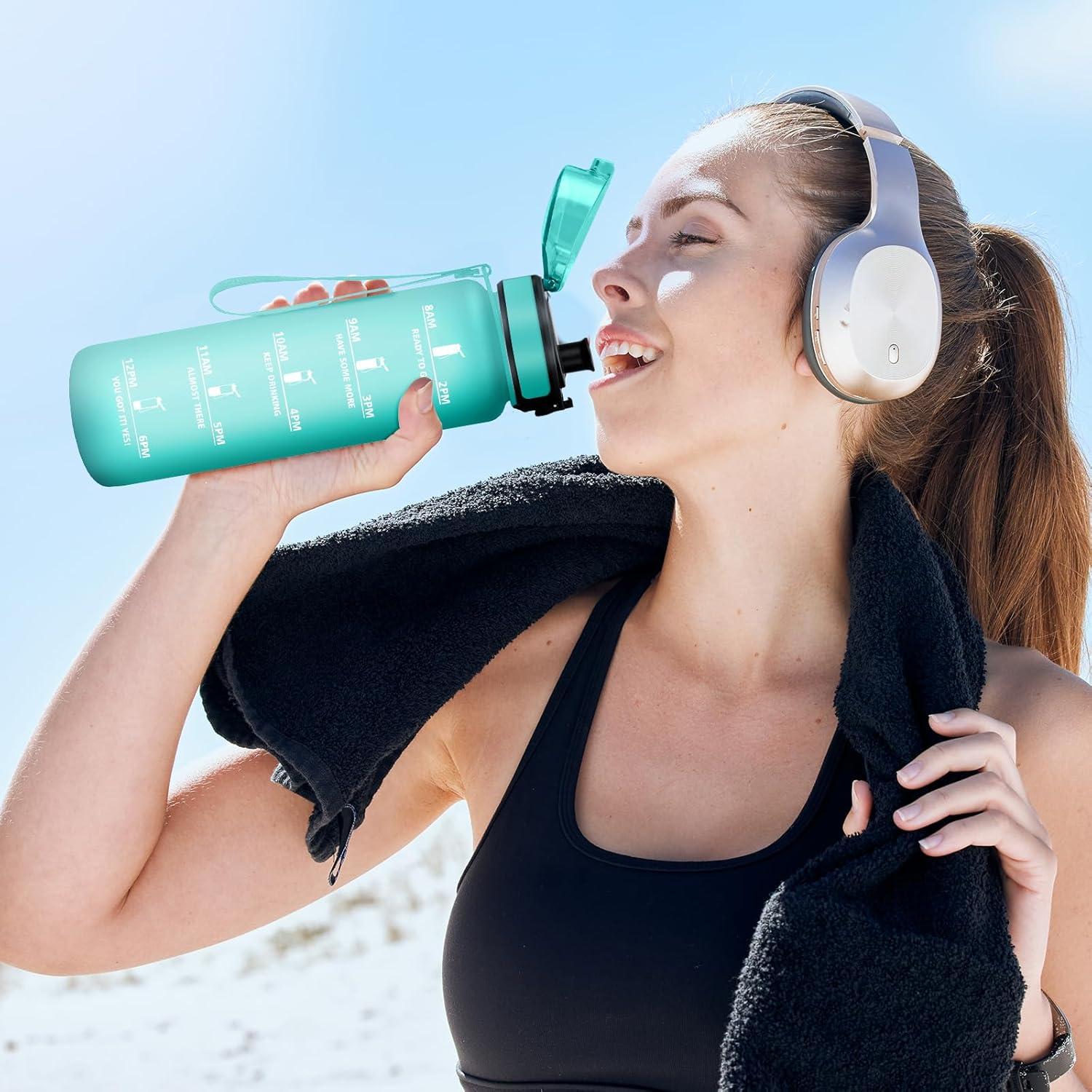 imageBouteille deau 500ml Gourde Enfant avec Filtre Gourde Sport tanche Gourdes avec Marqueur de Temps Bouteille Reutilisable Gourdes Motivation Idale pour Yoga cole Bureau Randonne32oz1000ml Mat Bleuvert