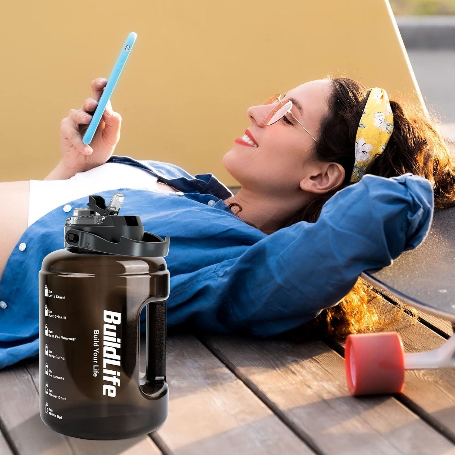 imageBuildLife Gourde de sport de 25 L avec marqueur de temps et couvercle 2en1 Sans BPA Bouteille deau pour le gym 2500 ml NoirViolet