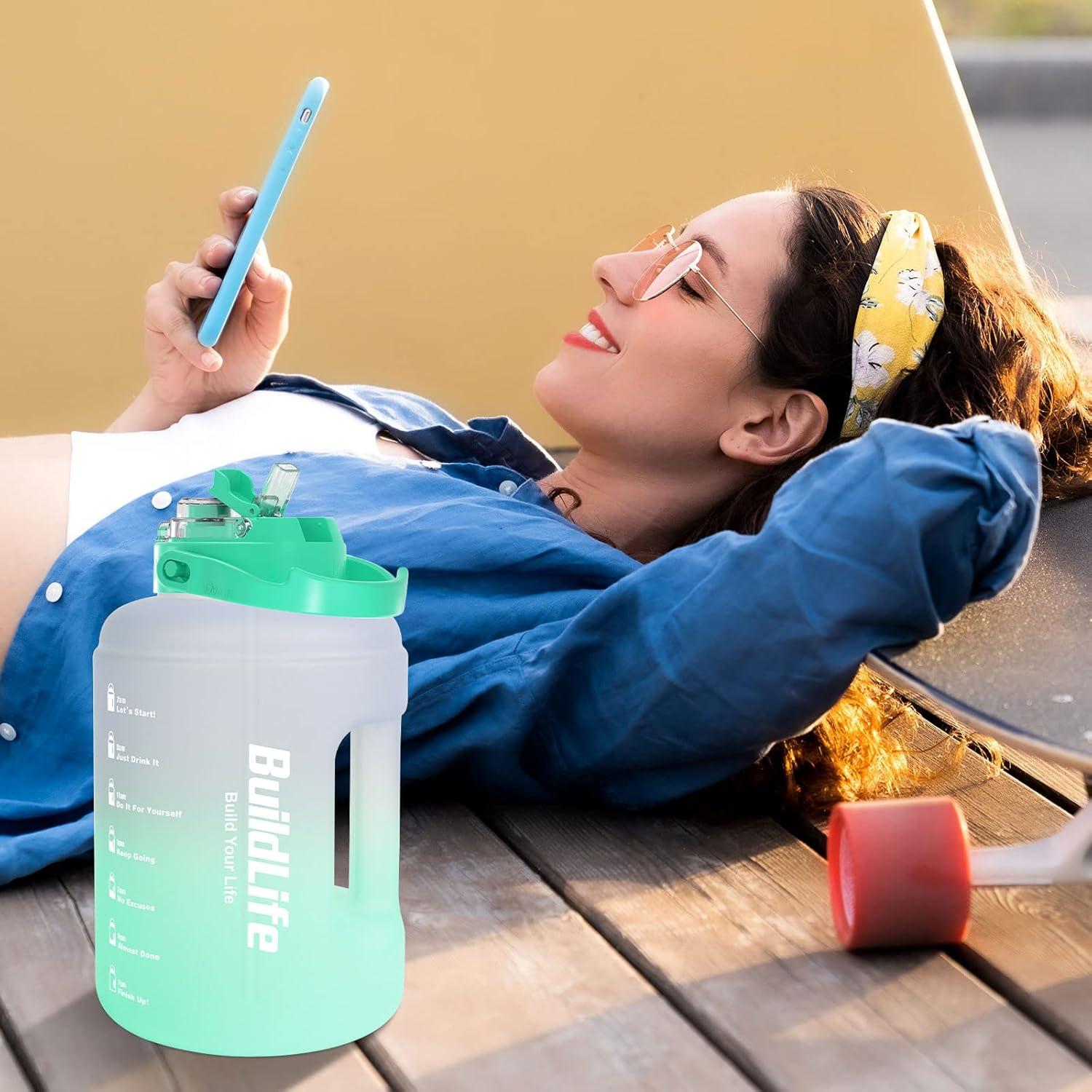 imageBuildLife Gourde de sport de 25 L avec marqueur de temps et couvercle 2en1 Sans BPA Bouteille deau pour le gym 2500 ml NoirVioletVert