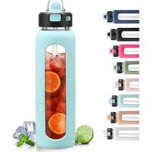 BLUEGO 900ML Bouteille d&rsquo;eau en Verre avec Poignée et Paille Bouteille d&rsquo;hydratation avec Manchon en Silicone et Marquage du Temps Gourde de Motivation pour Gym Sport Extérieur Anti-fuite, Bleu foncé(Bleu Clair)