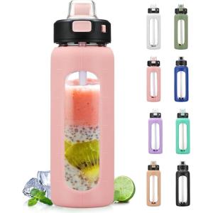 BLUEGO 900ML Bouteille d&rsquo;eau en Verre avec Poignée et Paille Bouteille d&rsquo;hydratation avec Manchon en Silicone et Marquage du Temps Gourde de Motivation pour Gym Sport Extérieur Anti-fuite, Bleu foncé(Rose)