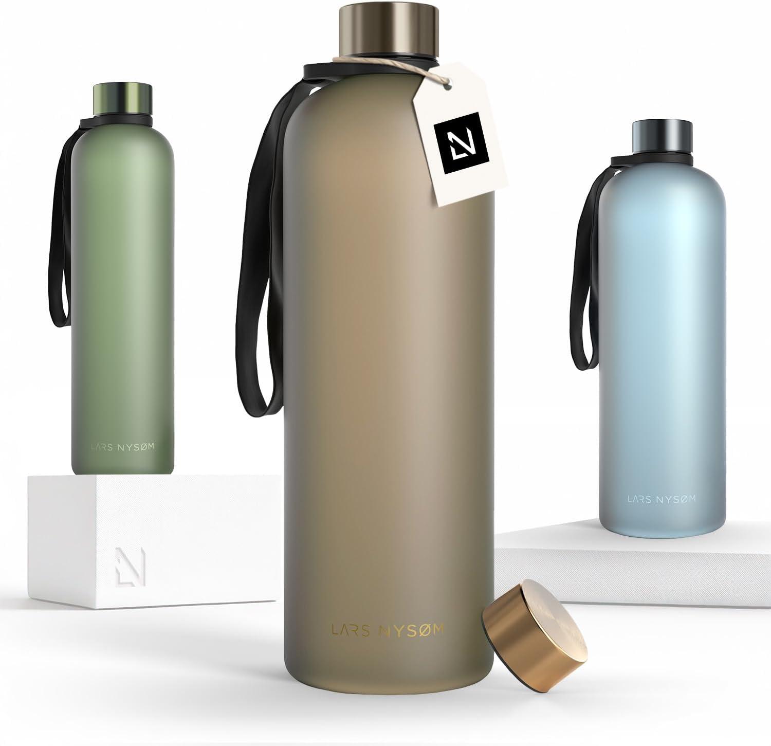 image:imageLARS NYSM Gourde 1l Bouteille deau 1000ml Gourde de sport ultralgre en Tritan Idal pour le sport le bureau le yoga les enfants 2 couvercles inclus Carbon Black 1000mlTaupe Brown Gold