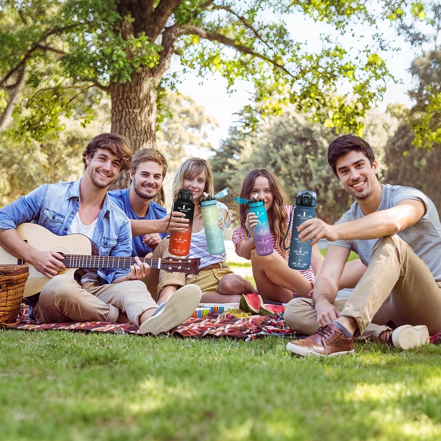 image:imageMotswedi Gourde 1l AntiFuite Gourde Paille avec Marqueur de Temps Bouteille deau Poigne de Transport Bouteille avec Paille Facile Ouvrir pour Randonne Sport Blanc Cass Bleu ClairBleu Fonc