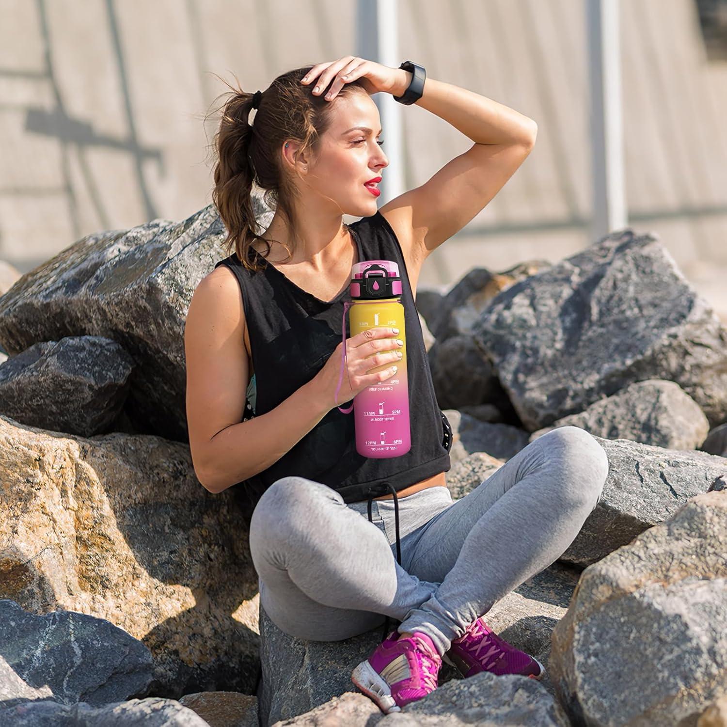 image:imageMotswedi Gourde 1l AntiFuite Gourde Paille avec Marqueur de Temps Bouteille deau Poigne de Transport Bouteille avec Paille Facile Ouvrir pour Randonne Sport Blanc Cass Bleu ClairJaune Rose