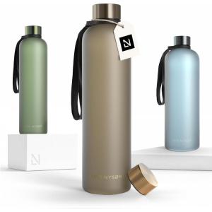 LARS NYSØM Gourde 1l | Bouteille d&rsquo;eau 1000ml | Gourde de sport ultralégère en Tritan | Idéal pour le sport, le bureau, le yoga, les enfants | 2 couvercles inclus (Carbon Black, 1000ml)(Taupe Brown – Gold)