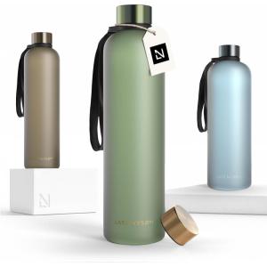 LARS NYSØM Gourde 1l | Bouteille d&rsquo;eau 1000ml | Gourde de sport ultralégère en Tritan | Idéal pour le sport, le bureau, le yoga, les enfants | 2 couvercles inclus (Carbon Black, 1000ml)(Sage Green – Gold)