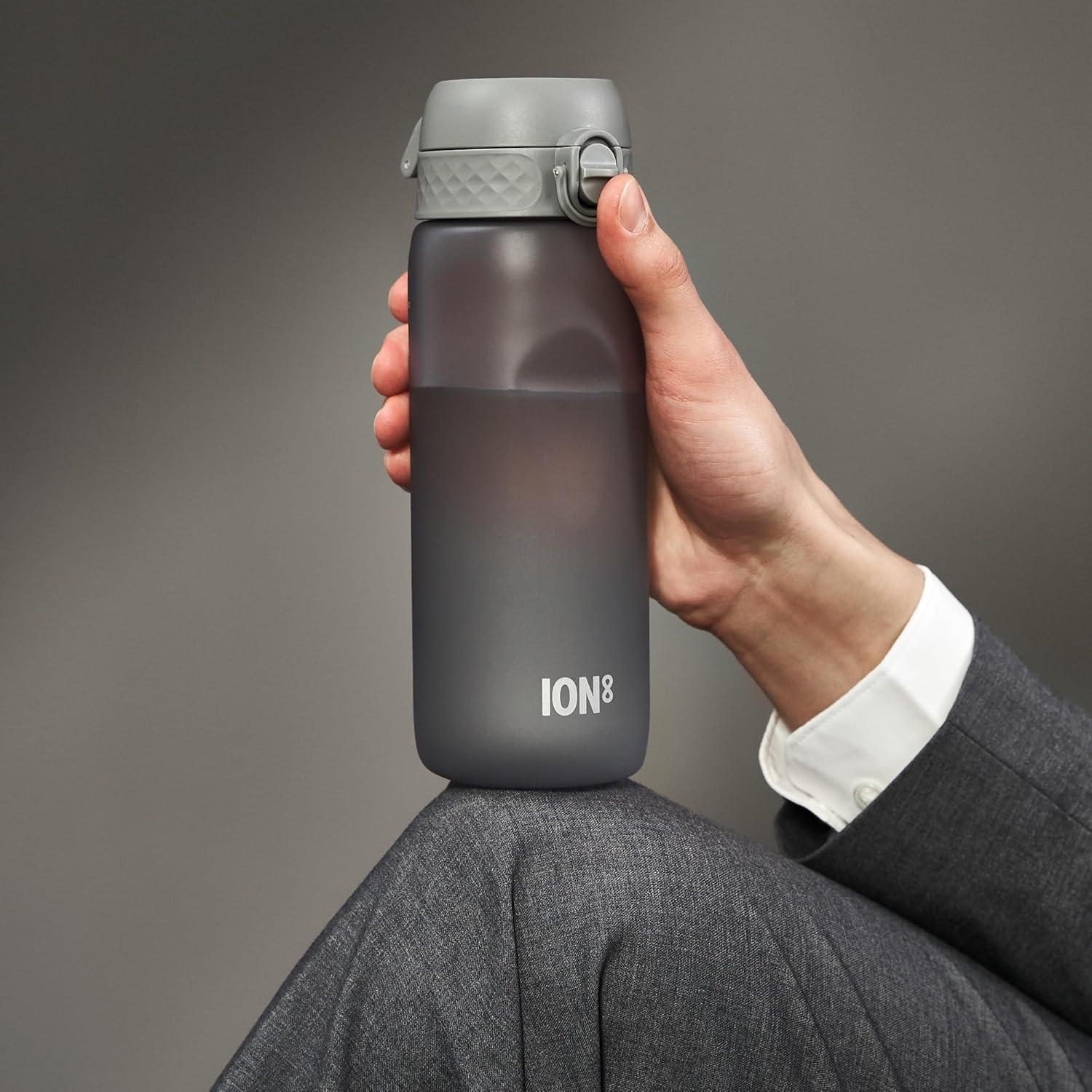 image:imageION8 Gourde 750 ml AntiFuite Sports Facile Ouvrir Verrouillage Scuris Lavable en Lavevaisselle Poigne de Transport Couvercle Rabattable Sans BPA Poigne ProfileGris