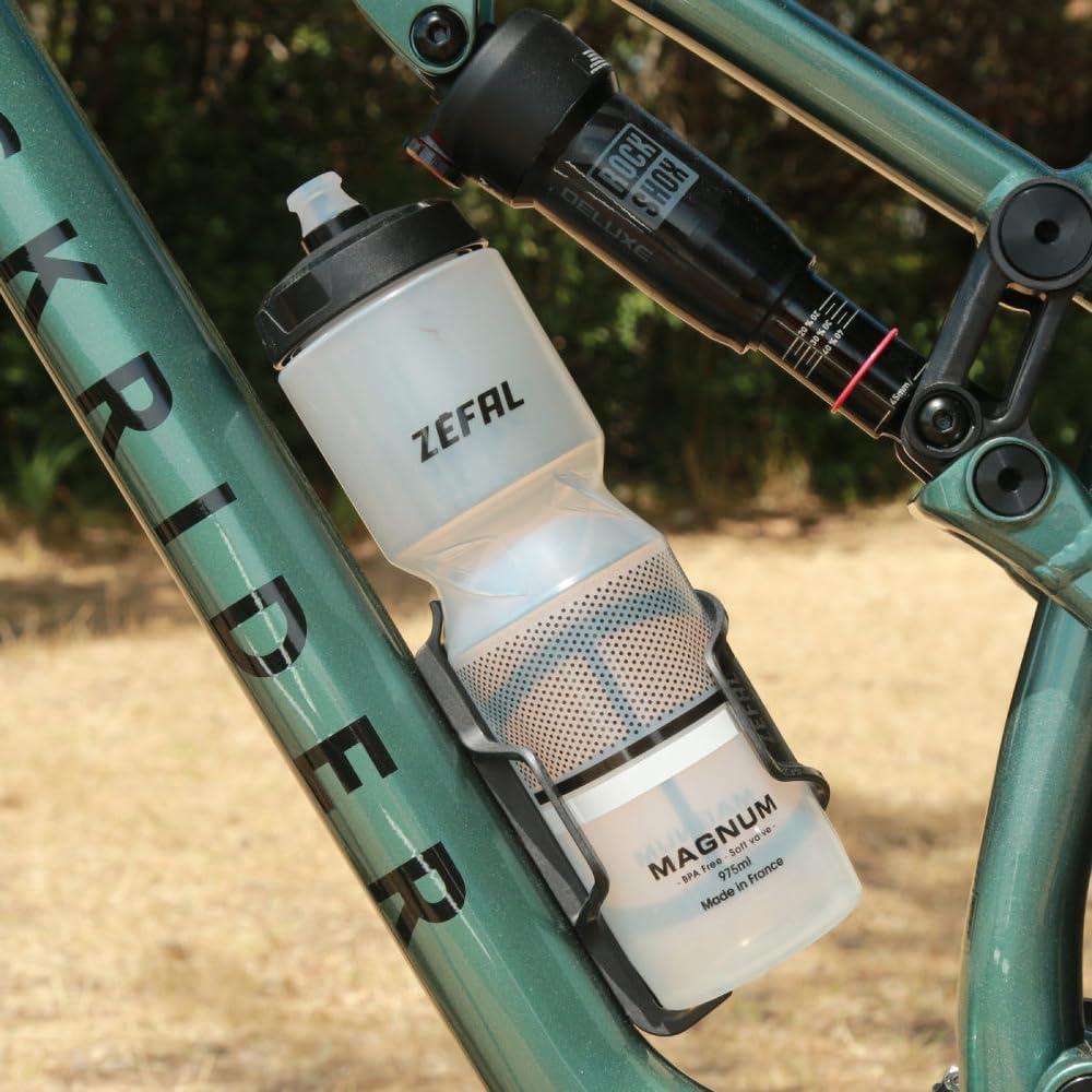 image:imageZEFAL Pack Magnum Deux Bidons Vlo Grande Contenance Gourde VloVTT et Sport Rutilisable sans BPA Bidon Eau Soft Couvercle Vissable Fabriqu en France Noir Translucide 2 x 975 MLLot de 1