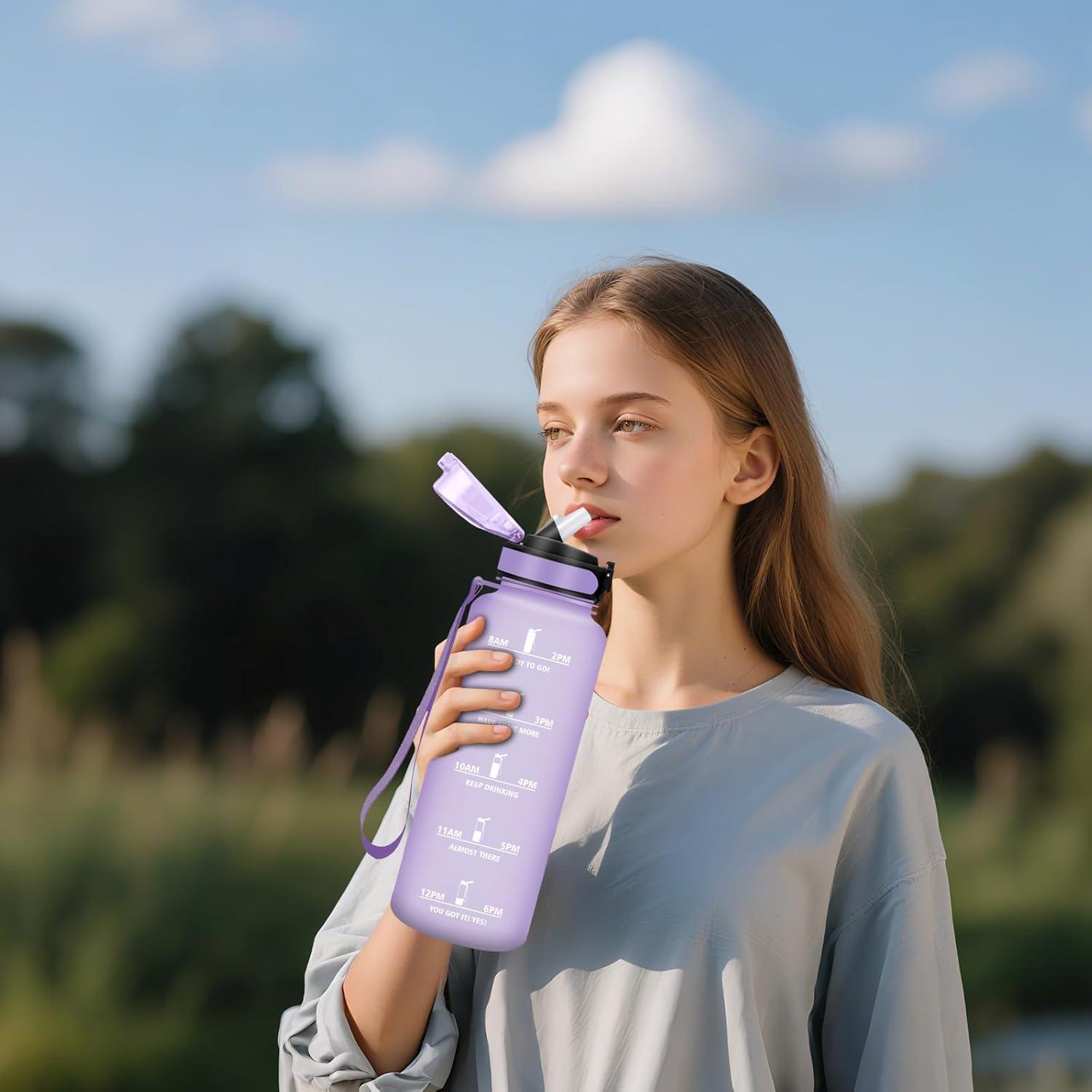 image:imageHoneyHolly Gourde 15L Bouteille Gourde Sport avec Paille Gourde Motivation avec Marqueur de Temps Bouteille deau tanche Bouteille deau pour Randonne Camping Fitness CyclismeViola Chiaro 1500m