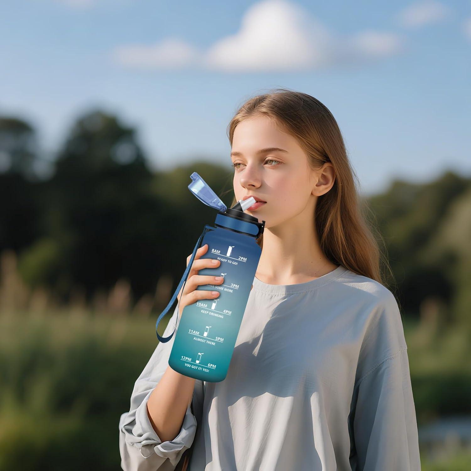 image:imageHoneyHolly Gourde 15L Bouteille Gourde Sport avec Paille Gourde Motivation avec Marqueur de Temps Bouteille deau tanche Bouteille deau pour Randonne Camping Fitness CyclismeBlu Viola 1500ml