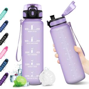 KollyKolla Gourde 1.5L, Gourde Sport, Bouteille Gym, Étanche & Réutilisable, Bouteille d&rsquo;eau avec Marqueur de Temps, Gourdes Graduée pour 1 Journee, sans BPA, l&rsquo;école, Voyage, Camping, Randonnée(32oz-1000ml | Mat Violet Clair)