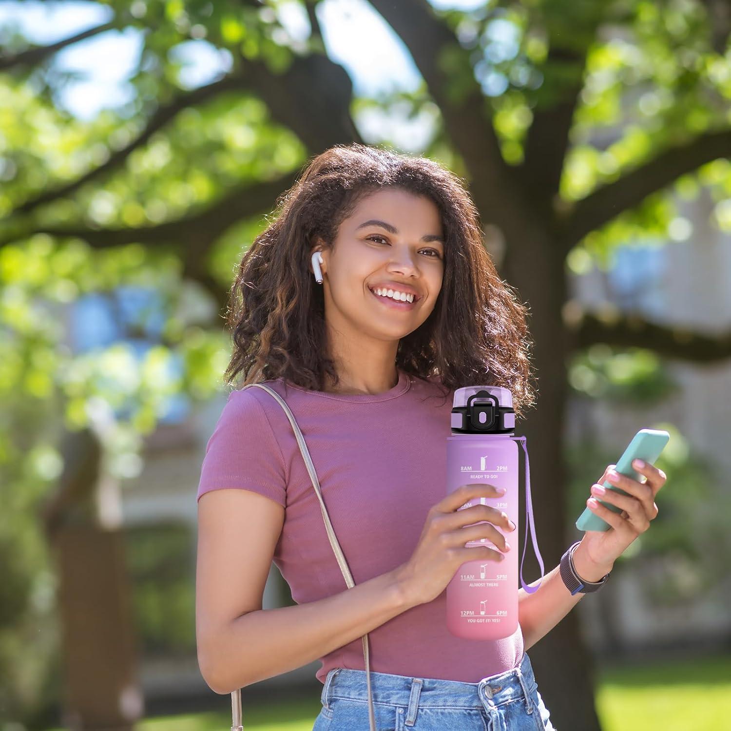 image:imageKollyKolla Gourde 1L Bouteille Motivation tanche avec Filtre sans BPA Bouteille Sport avec Marqueur de Temps Gourde Rutilisable pour Adulte lcole Sport Bureau Yoga Camping1000ml Violet Clair Rose Clair