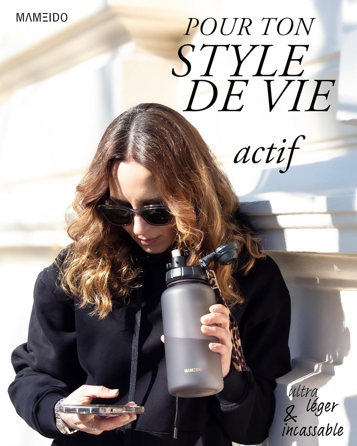 image:imageMAMEIDO Gourde avec Paille 1 l Marqueur de Temps de Motivation Gourde Sport avec Dragonne Gourde tanche Bouteille deau sans BPA Water Bottle Wild CandyUrban Taupe