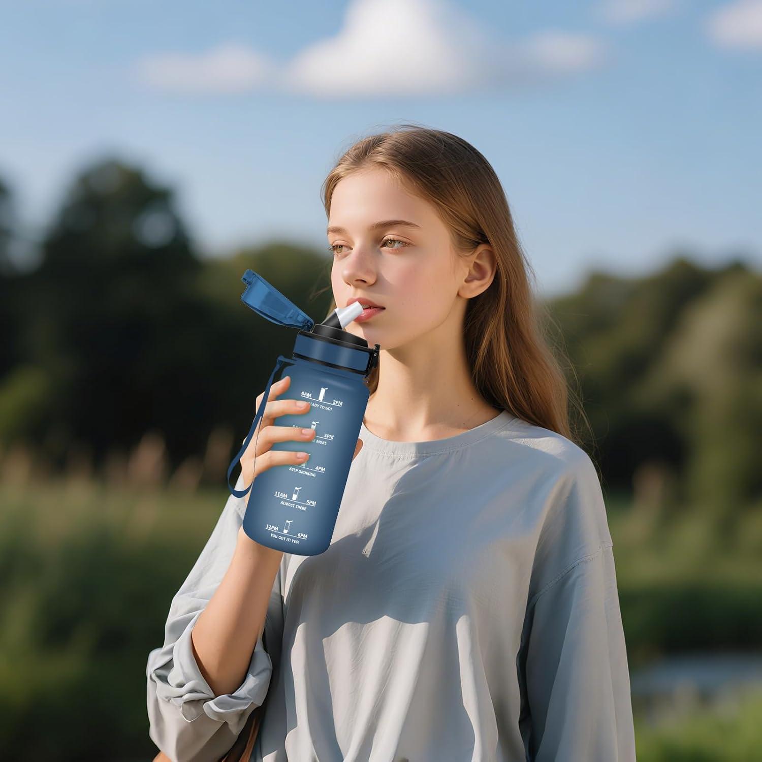 image:imageHoneyHolly Gourde 1l tanches Gourde Paille sans BPA ampamp Rutilisable Bouteille Motivation Bouteille deau Avec Marqueur de Temps Water Bottle pour Gym Ecole Cyclisme Plein air SportBleu Marine 500 Ml