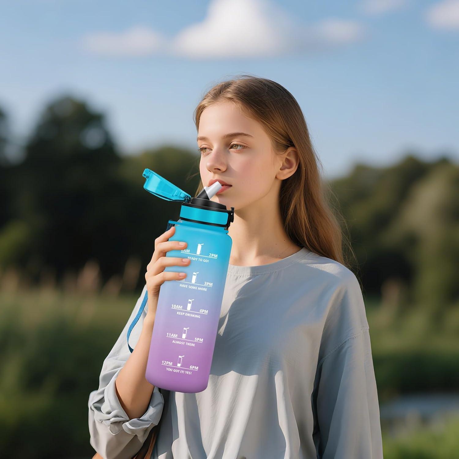 image:imageHoneyHolly Gourde 1l tanches Gourde Paille sans BPA ampamp Rutilisable Bouteille Motivation Bouteille deau Avec Marqueur de Temps Water Bottle pour Gym Ecole Cyclisme Plein air SportBleu Violet 1500 Ml