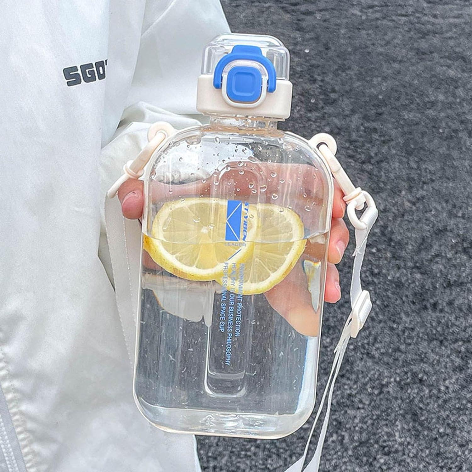 image:imageBouteille De Boissons Sportives Champignon Preuve De Fuite Conteneur Deau De Voyage Bandoulire Compacte Vecteur De Liquide Carr Pour LUtilisation Dcoles Dans La Gym Bouteille De GrandeBlanc