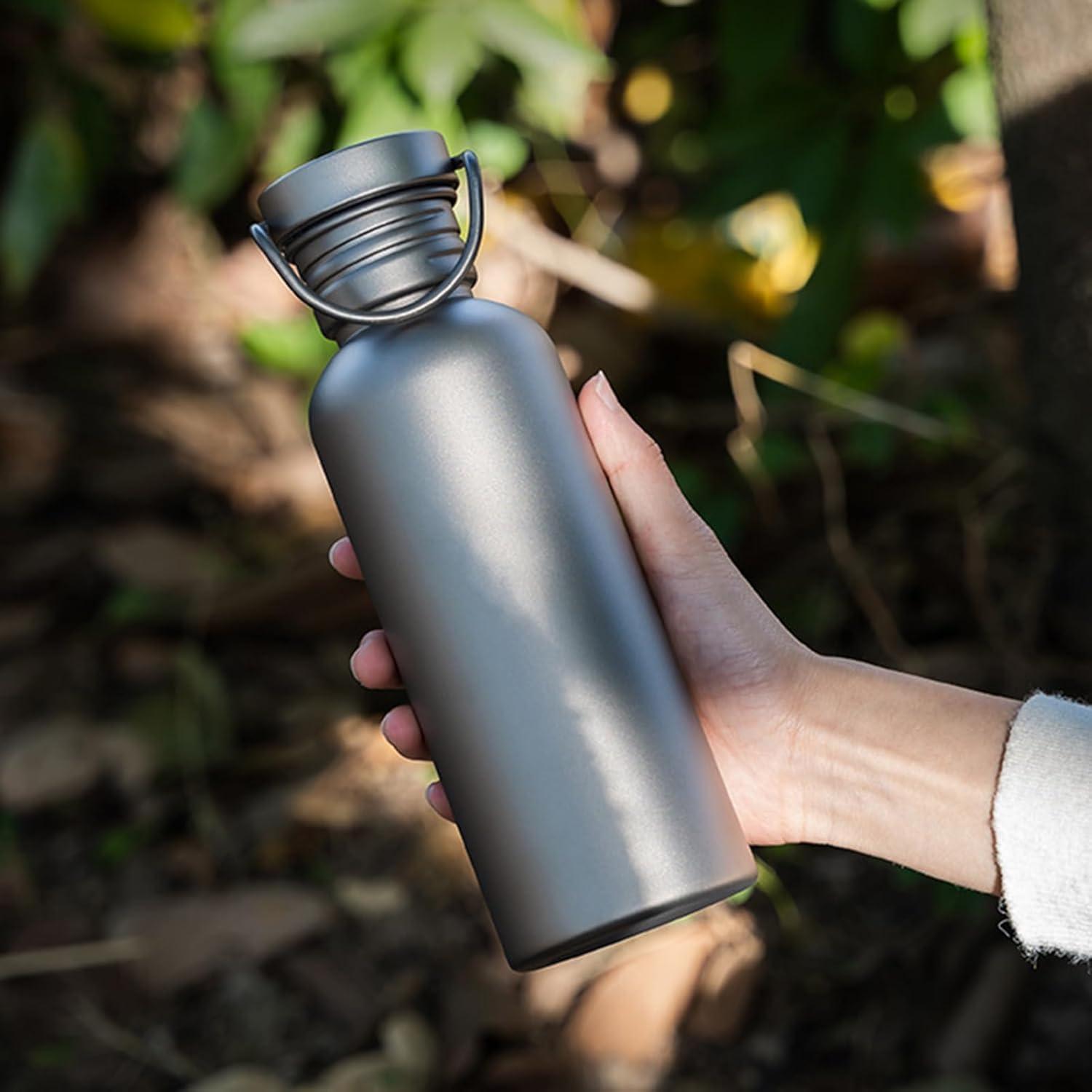 image:imageBouteille Dhydratation Sportive Foldage Deau En Titane Couvercle Rsistant Aux Fuites Bouteille De Boisson Prt Pour Les Voyages De 700 Ml Avec Design Robuste Idal Pour Le Randonne De Ra600ml