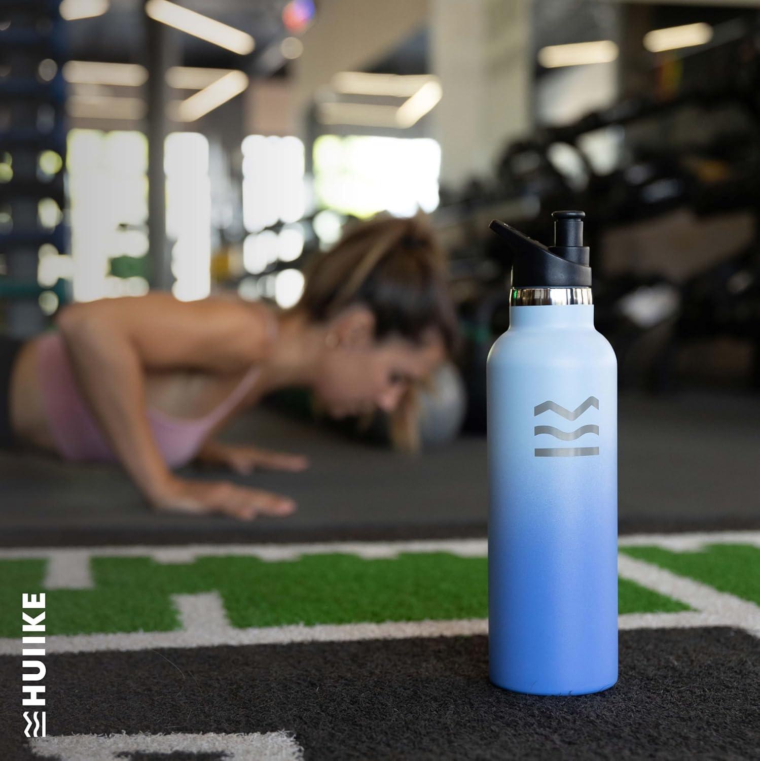 image:imageGourde Isotherme 750 ml Bleue HUIIKE Bouteille Isotherme avec 3 Bouchons Gourde Inox 12h Chaude ampamp 24h Froide Water Bottle Sans BPA Bouteille avec Paille Acier Inoxydable Sport ReutilisableBleu