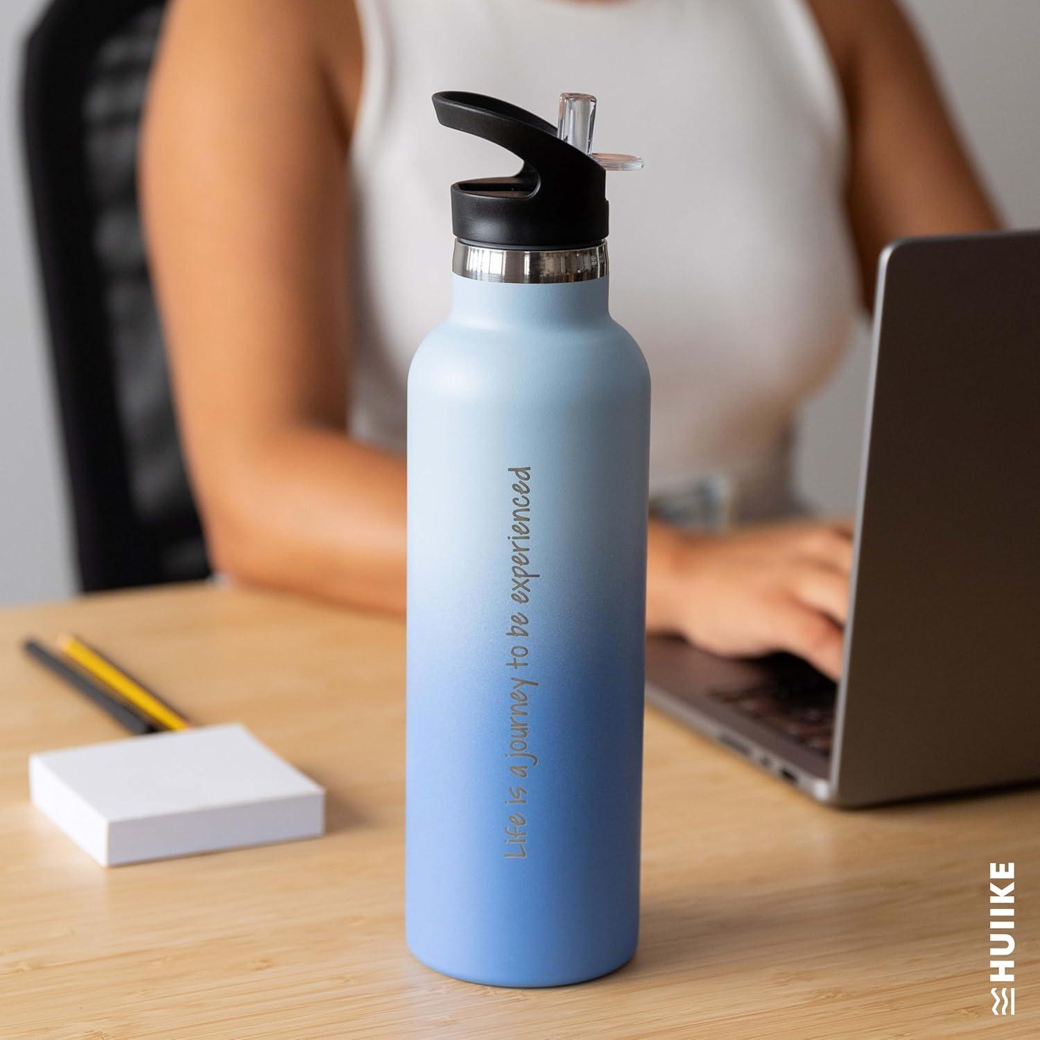 image:imageGourde Isotherme 750 ml Bleue HUIIKE Bouteille Isotherme avec 3 Bouchons Gourde Inox 12h Chaude ampamp 24h Froide Water Bottle Sans BPA Bouteille avec Paille Acier Inoxydable Sport ReutilisableBleu