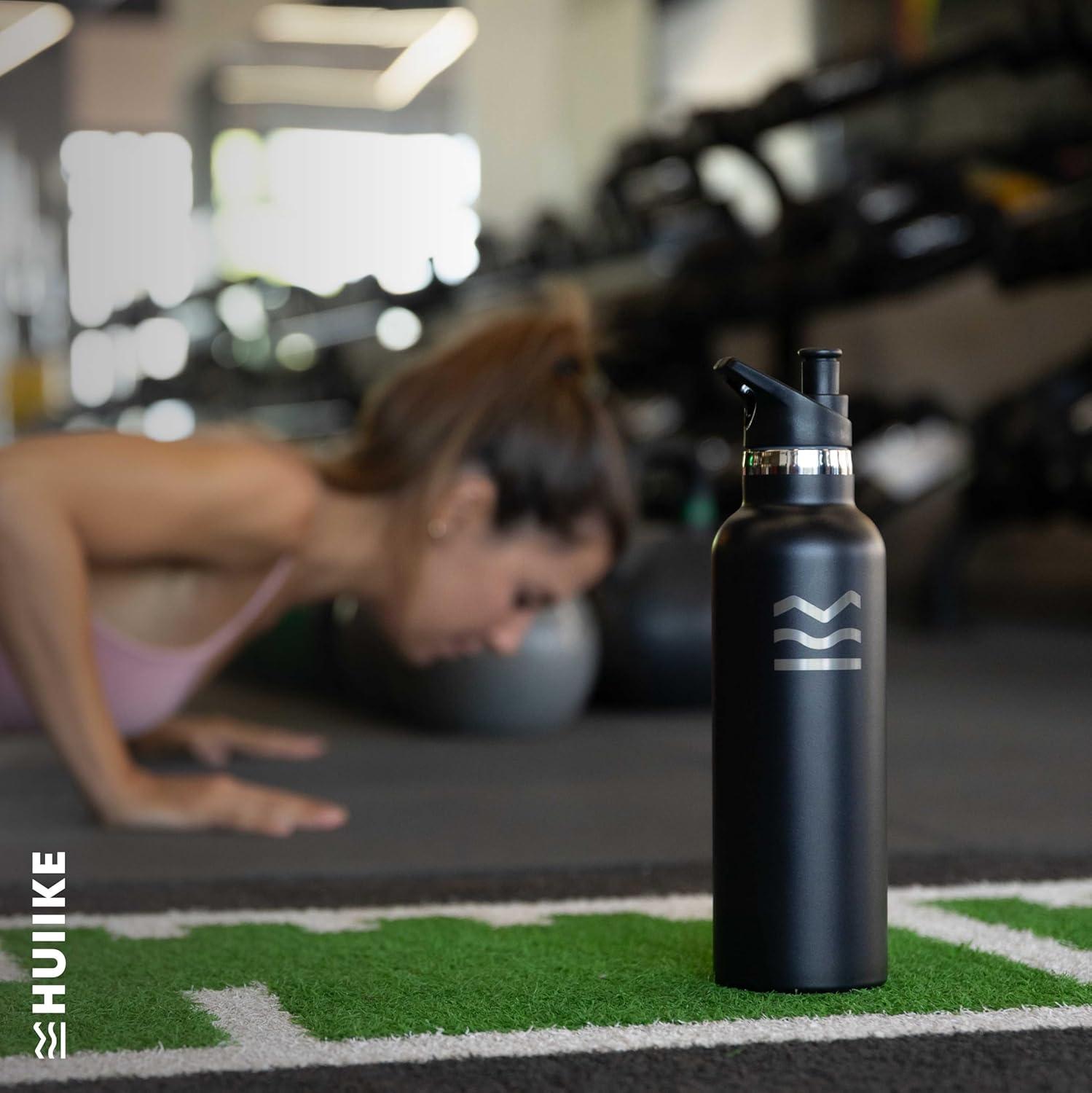 image:imageGourde Isotherme 750 ml Bleue HUIIKE Bouteille Isotherme avec 3 Bouchons Gourde Inox 12h Chaude ampamp 24h Froide Water Bottle Sans BPA Bouteille avec Paille Acier Inoxydable Sport ReutilisableNoir