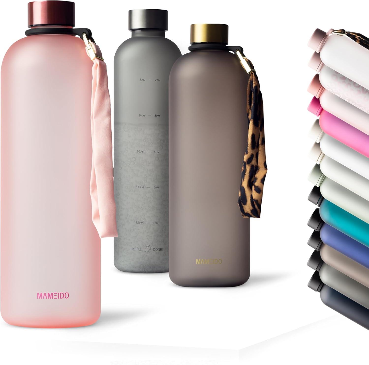 image:imageMAMEIDO Gourde 1 l Bouteille deau Design Plastique avec Marqueur de Temps de Motivation sans BPA tanche Urban Taupe GoldFlamingo Pink