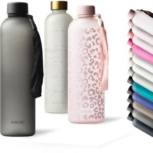 MAMEIDO Gourde 1 l, Bouteille d&rsquo;eau Design Plastique avec Marqueur de Temps de Motivation, sans BPA, étanche (Urban Taupe Gold)(Carbon (+ Sport Loop))