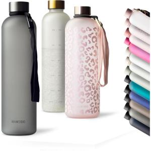 MAMEIDO Gourde 1 l, Bouteille d&rsquo;eau Design Plastique avec Marqueur de Temps de Motivation, sans BPA, étanche (Urban Taupe Gold)(Carbon Grey)