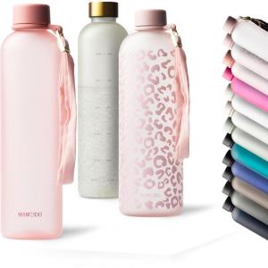 MAMEIDO Gourde 1 l, Bouteille d&rsquo;eau Design Plastique avec Marqueur de Temps de Motivation, sans BPA, étanche (Urban Taupe Gold)(Flamingo (+ Sport Loop))