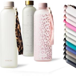 MAMEIDO Gourde 1 l, Bouteille d&rsquo;eau Design Plastique avec Marqueur de Temps de Motivation, sans BPA, étanche (Urban Taupe Gold)(Ivory (+ Sport Loop))