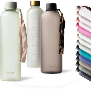 MAMEIDO Gourde 1 l, Bouteille d&rsquo;eau Design Plastique avec Marqueur de Temps de Motivation, sans BPA, étanche (Urban Taupe Gold)(Sage (+ Sport Loop))