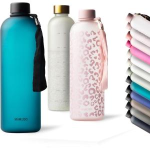MAMEIDO Gourde 1 l, Bouteille d&rsquo;eau Design Plastique avec Marqueur de Temps de Motivation, sans BPA, étanche (Urban Taupe Gold)(Tropical (+ Sport Loop))