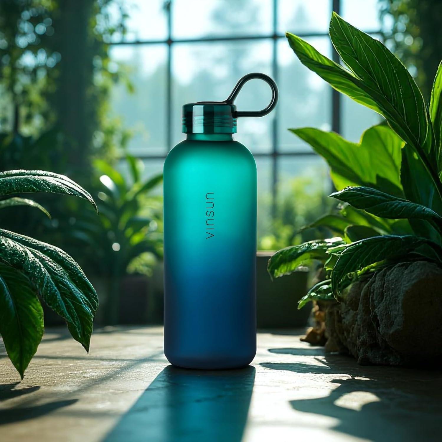image:imageVINSUN Gourde Sport 650ml avec Poigne Rutilisable Sans BPA Tritan tanche Bouteille dEau lgre pour Sport Excursion cole BureauBleu Vert