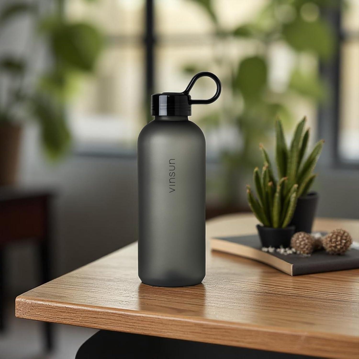 image:imageVINSUN Gourde Sport 650ml avec Poigne Rutilisable Sans BPA Tritan tanche Bouteille dEau lgre pour Sport Excursion cole BureauNoir