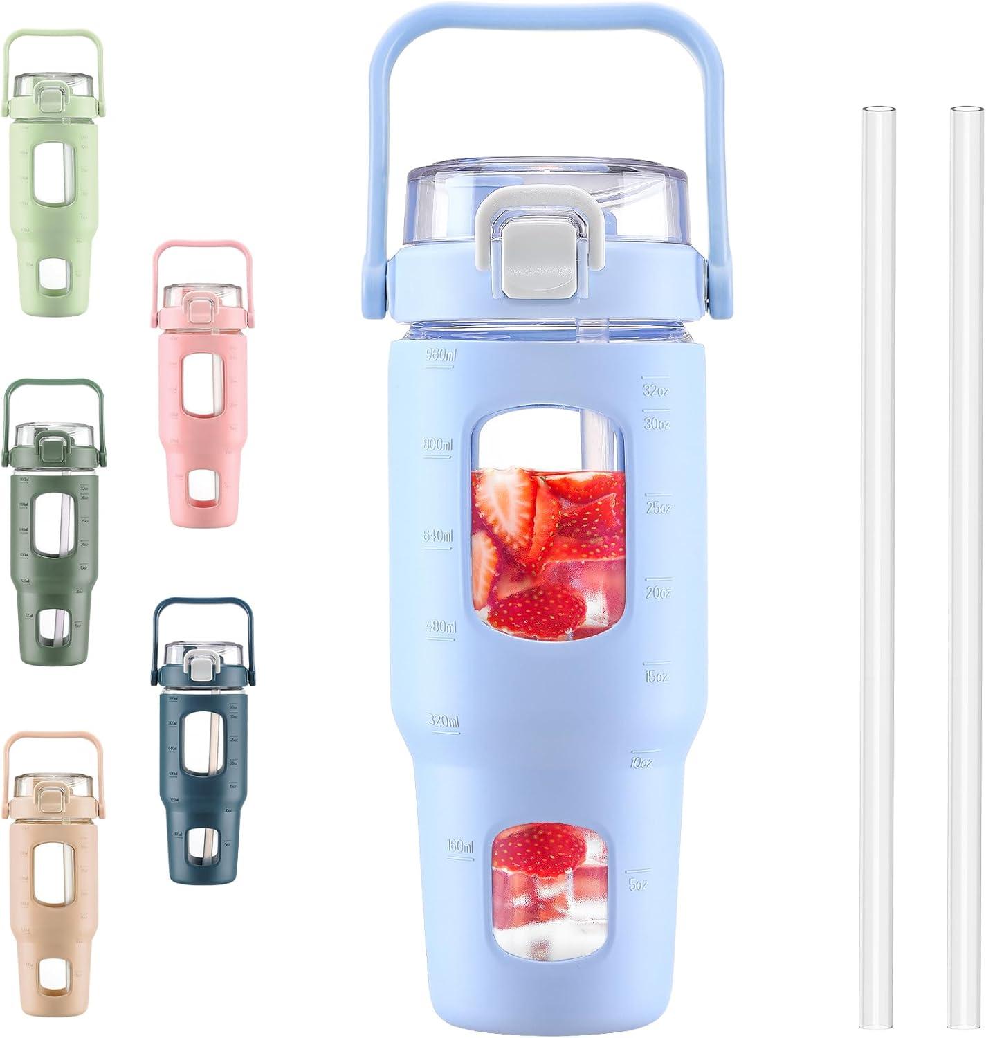 image:imageBLUEGO 960ml Gourd en verre Avec paille Marqueur de temps Bouteille deau Motivation avec manchon en silicone 1 litre Grande carafe deau en Verre pour Gym sports et entranement NoirBleu Clair